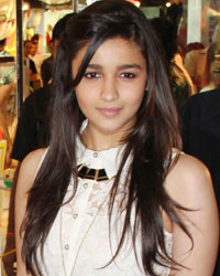 Alia Bhatt at Alia Bhatt Launch Forever 21 Store