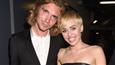 Cyrus takes homeless guy as her date at MTV VMAs