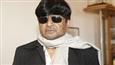 Raghubir Yadav blindfolding himself for 'Pocket Gangsters'