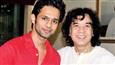 Rahul Vaidya presents his golden ring to Ustad Zakir Hussain