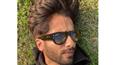 Shahid Kapoor is chilling & killing his fans with a series of selfies!