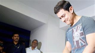 Aamir cuts vegan cake for 50th b'day with media