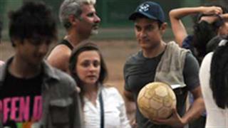 In Pics: Aamir having fun with wife Kiran, son Azad and nephew Imran