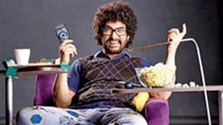 Aamir enjoys live entertainment on his birthday