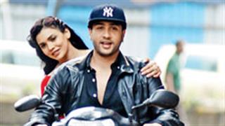 Adhyayan Suman and Sara Loren enjoy a scooty ride!