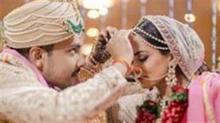 Aditya Narayan & Shweta Agarwal looks sumptuous on their big day; here are the glimpses!