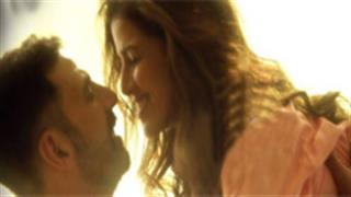Watch! Akki romances Nimrat in 'Airlift' song 'Soch'