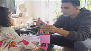Akshay Kumar plays building blocks with daughter Nitara