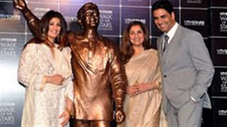 Superstar Rajesh Khanna's statue unveiled in family's presence