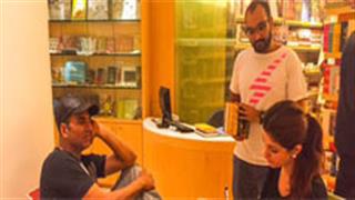 Fan ignores Akshay for Twinkle