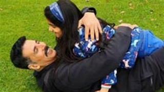 Akshay Kumar gets emotional on his daughter's birthday, shares an adorable picture!