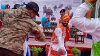कश्मीर के बांदीपुरा में बीएसएफ जवानों के साथ भांगड़ा करते दिखे अक्षय कुमार!
