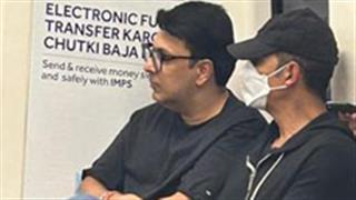 Akshay Kumar's humility wins over the internet, as he travels from a metro train