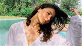 Is Alia Bhatt wearing Ranbir Kapoor's shirt in this sizzling picture?