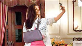 An injury can't stop Alia Bhatt from clicking selfies