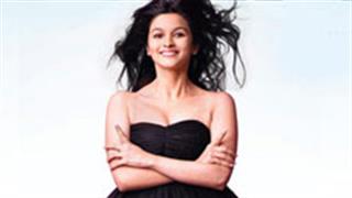 Kids staying at Alia Bhatt's building visit her for autographs