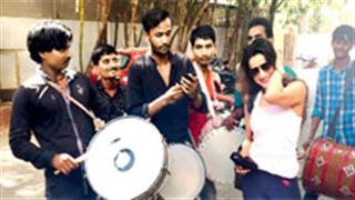 Ameesha gets a unique welcome outside a recording studio