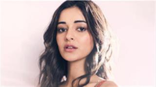 Ananya Panday bagged another award and experienced an immense fan frenzy, check it out! 