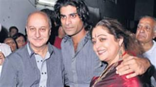 Is Sikander Kher engaged to Sonam's cousin Priya Singh?