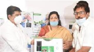 अनुराधा पौडवाल ने उत्तर प्रदेश के अस्पतालों में 15 ऑक्सीजन सांद्रता का दान दिया!