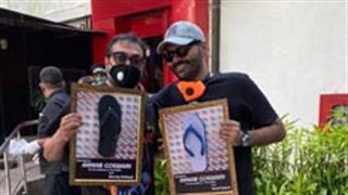 Anurag Kashyap, Kunal Kamra Present Arnab Goswami framed 'Chappals' for 'Excellence In Journalism' Award