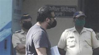Anurag Kashyap reaches Versova Police Station after Payal Ghosh filed a rape case against him!