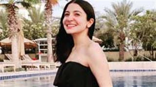 Pregnant Anushka Sharma flaunts her baby bump in a swimming pool, wins hearts with caption!