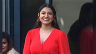 रेड ड्रेस में क्यूट अनुष्का शर्मा ने एक बार फिर खींचा लोगों का ध्यान, देखिये तस्वीर
