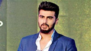 ​अर्जुन को दिल्ली की  आंटियो ने ​ ​​​​​​की​ ​​एंड का​ ​शूटिंग के दौरान घेरा