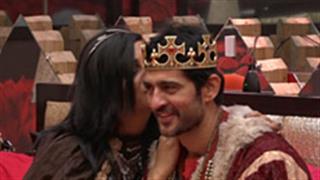 Arshi kisses Hiten during the King and Queen task