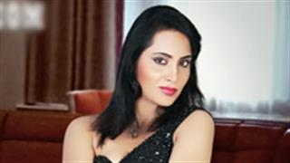 Arshi Khan to drop towel in Bigg Boss 11, wearing only inner wear inside? 
