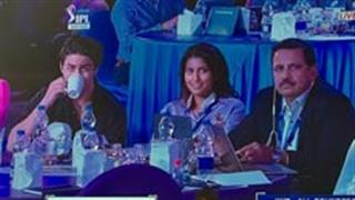 आईपीएल ऑक्शन 2021 में साथ दिखे शाहरुख खान और जूही चावला के बच्चे!