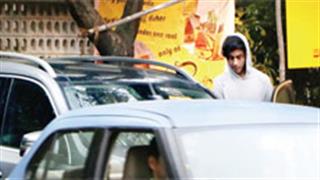 When SRK's son Aryan tried to avoid the paparazzi
