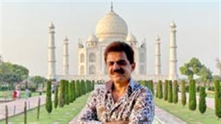 Ashok Beniwal is in love with Tajmahal!