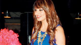 Bipasha flaunts her toned legs