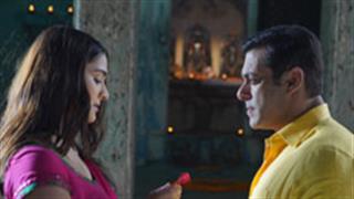 Dabangg 3's newest video of Naina Lade is the perfect Love song!