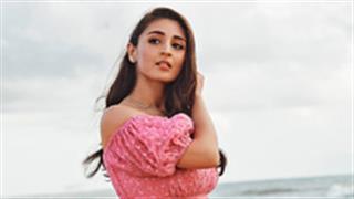 Dhvani Bhanushali's track 'Vaaste' has crossed 1 billion views on YouTube!