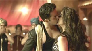 Parineeti Chopra: Kiss in 'Jaaneman Aah' was Varun's idea