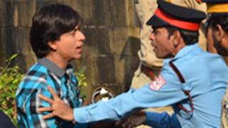 ​शाहरूख के घर के बाहर हुआ झगड़ा, टली शूटिंग
