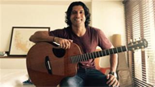 Farhan Akhtar gets present from 'Rock On 2!' director