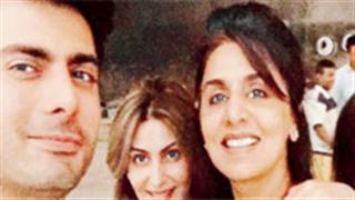 Snapped! Neetu Kapoor's fan moment with Fawad Khan