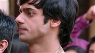 'Humpty Sharma Ki Dulhania' actor Gaurav Pandey surprised by lovestruck fan!