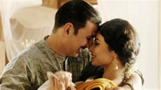 Akshay Kumar praises his Gold co-star Mouni Roy, calls her hardworking