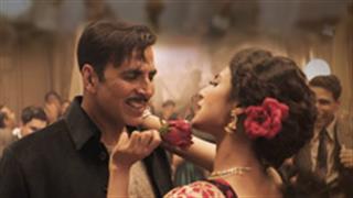 Watch: Akshay showers love on Mouni in 'Monobina' from 'Gold'!