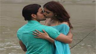 Check Out: Aparna and Kunal’s steamy lip-lock from Guddu Ki Gun