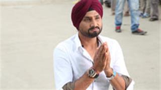 Bhajji becomes namkeen seller for 'Mission Sapne'