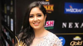 Harshdeep Kaur bags Best Female Playback Singer Award at IIFA 2019!