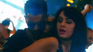 Who is this sizzling hottie with Yo Yo Honey Singh?