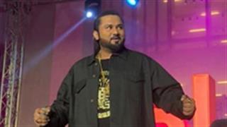 Yo Yo Honey Singh sets the stage on fire with his energetic performance in Abu Dhabi