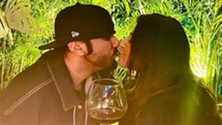 Honey Singh celebrates his 'First Kiss' success with his wife, in such a romantic way!